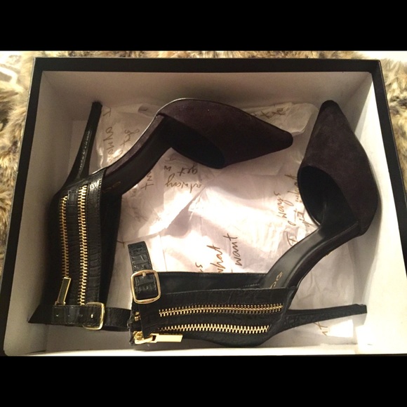 ⬇️Price Drop⬇️ ✨BEBE Black Suede and Leather Pumps - Picture 4 of 6